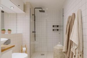 Et badeværelse på Luxurious and super central apartment with balcony