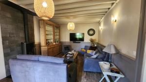 TV a/nebo společenská místnost v ubytování Le presbytère de Bueil - Gite 8 pers - 5 couchages