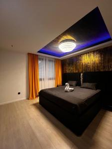 ein Schlafzimmer mit einem großen Bett mit einem Schwan darauf in der Unterkunft Royal Residence in Moşniţa Nouă + 11 Fotos