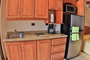 Kuchyň nebo kuchyňský kout v ubytování Oceanview Studio Apartment with Community Pool & Views of Flamingo Marina + 8 fotografií