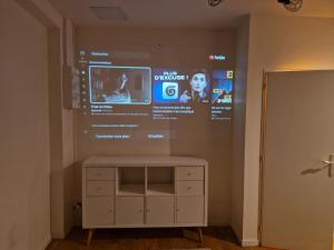 eine Wand mit einem großen Bildschirm in einem Zimmer in der Unterkunft Appartement Victoire in Bordeaux