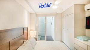 En eller flere senge i et værelse på PBB Torre KU Amazing 1BR APT Sofa Bed Balcony