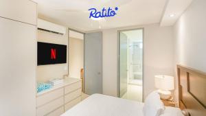 En eller flere senge i et værelse på PBB Torre KU Amazing 1BR APT Sofa Bed Balcony