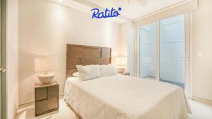 En eller flere senge i et værelse på PBB Torre KU Amazing 1BR APT Sofa Bed Balcony