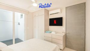 En eller flere senge i et værelse på PBB Torre KU Amazing 1BR APT Sofa Bed Balcony + 26 billeder