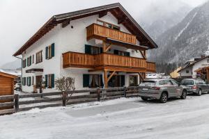 dom z drewnianym balkonem na górze w obiekcie Barbara Jais w mieście Mittenwald