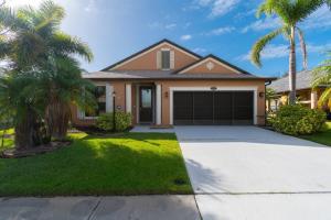 ein Haus mit Palmen vor einer Einfahrt in der Unterkunft Newer 3 Bed 2Bath Home-Near USSSA Complex and Beach in Rockledge