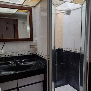 Et badeværelse på Large, comfortable house perfect for 12 people