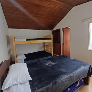 En eller flere senge i et værelse på Large, comfortable house perfect for 12 people