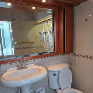 Et badeværelse på Large, comfortable house perfect for 12 people + 7 billeder