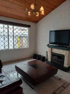 Et tv og/eller underholdning på Large, comfortable house perfect for 12 people