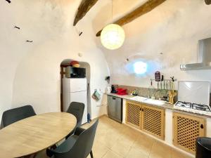 Η κουζίνα ή μικρή κουζίνα στο Cave Houses Ed, Yara and Nadieh with PRM facilities