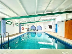 Cave Houses Ed, Yara and Nadieh with PRM facilities في Margen de Abajo: حمام سباحة كبير بمياه زرقاء