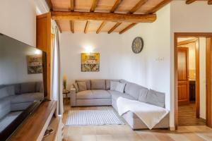 a living room with a couch and a tv at Casa Febea in Chiusi