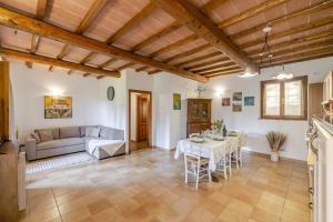 a living room with a table and a couch at Casa Febea in Chiusi
