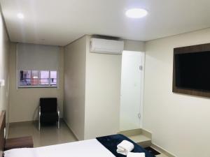 Una televisión o centro de entretenimiento en Hotel Pinheiros - 8 Min do Transamérica Expo Center e 18 Min Autódromo Interlagos 12 fotos más