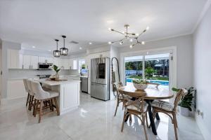 Η κουζίνα ή μικρή κουζίνα στο Sunlit Naples Pool Escape!