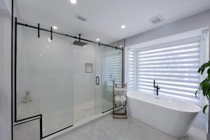 Ένα μπάνιο στο Sunlit Naples Pool Escape! +21 φωτογραφίες