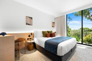 Un pat sau paturi într-o cameră la Urban Rest Hackney Hotel