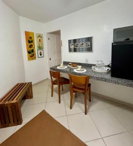 Una cocina o cocineta en Cantinho Ítalo-Germânico Hospedagem - Suíte Girassol - Centro, Marechal Floriano-ES