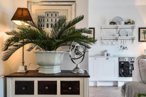 巴斯The Coach House at The Grange的客厅桌子上，一个白色碗里装着一盆植物。