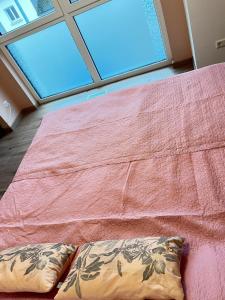 Giường trong phòng chung tại Bright apartment, private parking