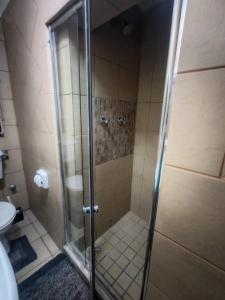 Ένα μπάνιο στο Central, Spacious GF Apartment, access to N1,N2,M5