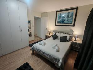 Ένα ή περισσότερα κρεβάτια σε δωμάτιο στο Central, Spacious GF Apartment, access to N1,N2,M5