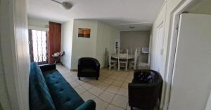 Χώρος καθιστικού στο Central, Spacious GF Apartment, access to N1,N2,M5 +11 φωτογραφίες