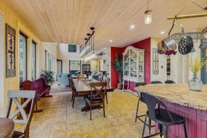 Khu vực ghế ngồi tại Hidden Cove Hideaway