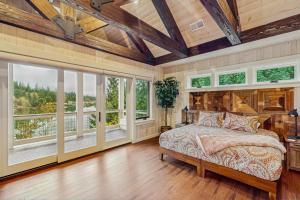 Giường trong phòng chung tại Hidden Cove Hideaway