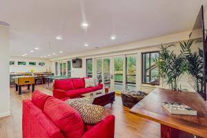 Khu vực ghế ngồi tại Hidden Cove Hideaway