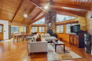 TV/trung tâm giải trí tại Pine-Perfect Getaway