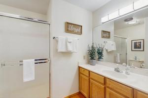 Phòng tắm tại Pine-Perfect Getaway +15 ảnh