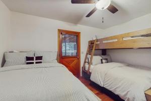 Giường trong phòng chung tại Pine-Perfect Getaway