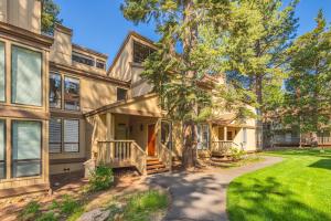 een uitzicht op een huis met een boom bij Kings Beach Luxe in Wood Vista