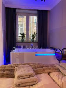 Voodi või voodid majutusasutuse Holiday Apartment Old Town Gdansk with a Jacuzzi toas