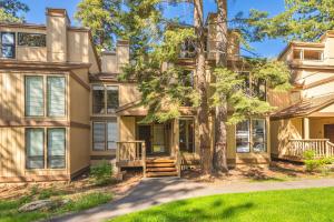 een huis met een boom ervoor bij Kings Beach Luxe in Wood Vista +7 foto's