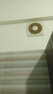 een ventilatieopening aan het plafond van een kamer bij J and A Hospitality in Bangalore