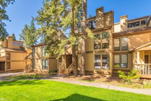 een uitzicht op een groot huis met een tuin bij Kings Beach Luxe in Wood Vista