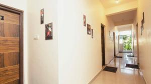 een hal van een huis met schilderijen aan de muur bij J and A Hospitality in Bangalore