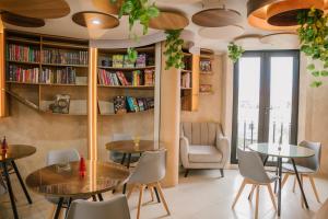 a restaurant with tables and chairs and a book shelf at Estancia del Alba in Cajamarca