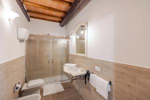 um banheiro com vaso sanitário e pia em Tenuta Villa Febea em Chiusi mais 75 fotografias