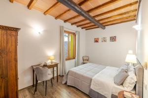 um quarto com uma cama, uma mesa e uma escrivaninha em Tenuta Villa Febea em Chiusi