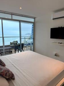 En eller flere senge i et værelse på Departamento Diamond Beach Tonsupa + 8 billeder