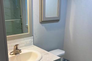 Ένα μπάνιο στο Tiny Lake Retreat +4 φωτογραφίες