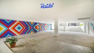 um quarto com um mural colorido na parede em 3B Torre KU 2BR Sofa OceanView Balcony PoolAccess em Puerto Vallarta