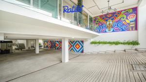 um átrio com um mural colorido na parede em 3B Torre KU 2BR Sofa OceanView Balcony PoolAccess em Puerto Vallarta mais 21 fotografias