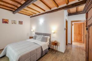 um quarto com uma cama e piso de madeira em Tenuta Villa Febea em Chiusi