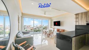 uma sala de estar com um sofá e uma mesa com cadeiras em 3B Torre KU 2BR Sofa OceanView Balcony PoolAccess em Puerto Vallarta